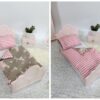 Rózowe łóżko dla lalki z romantyczna pościelą w róże