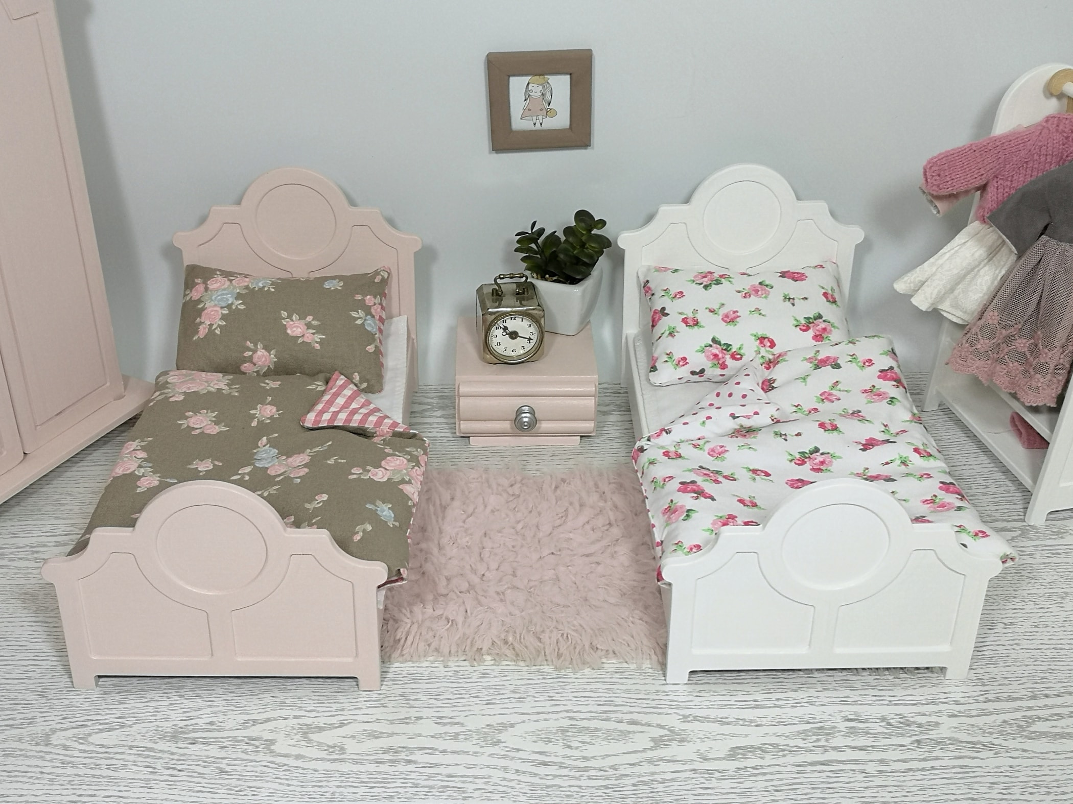 różowe i białe łóżko dla lalki