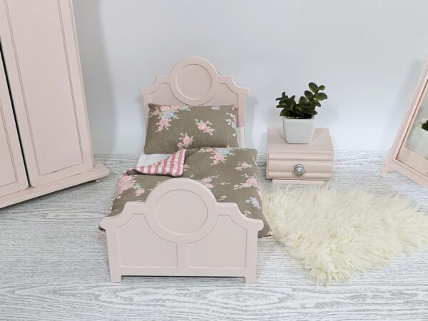 Różowe łóżko dla lalki z romantyczna pościelą w kiwaty
