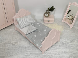 Różowe łóżko z pościelą w gwiazdki
